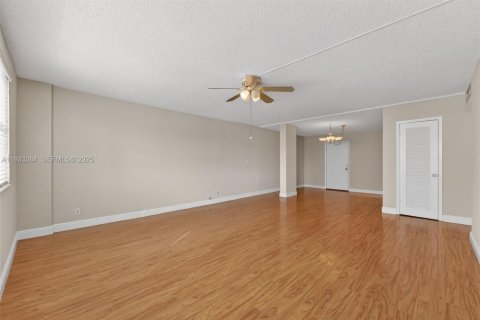 Condo in Hallandale Beach, Florida, 1 bedroom  № 1991221 - photo 4