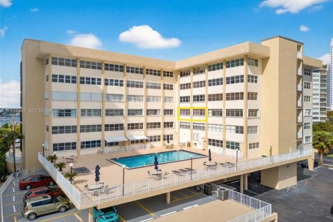 Condo in Hallandale Beach, Florida, 1 bedroom  № 1991221 - photo 18