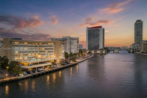 Condo in Hallandale Beach, Florida, 1 bedroom  № 1991221 - photo 23