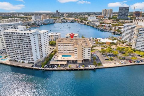 Condo in Hallandale Beach, Florida, 1 bedroom  № 1991221 - photo 21