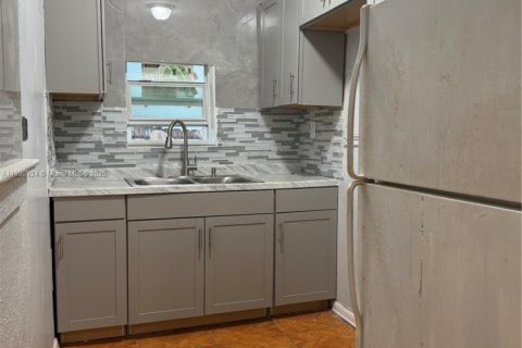 Casa en alquiler en Miami, Florida, 3 dormitorios, 74.69 m2 № 2012118 - foto 11