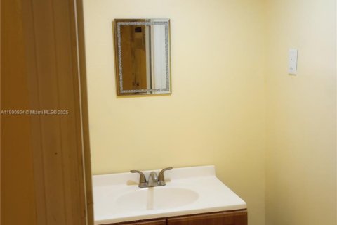 Casa en alquiler en Miami, Florida, 3 dormitorios, 74.69 m2 № 2012118 - foto 5