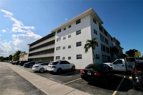 Condo in Hallandale Beach, Florida, 1 bedroom № 2372297