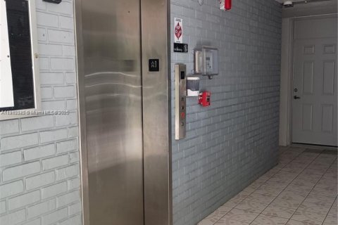 Copropriété à vendre à North Miami Beach, Floride: 2 chambres, 103.12 m2 № 1969219 - photo 4