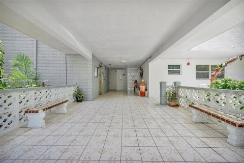Copropriété à vendre à North Miami Beach, Floride: 2 chambres, 103.12 m2 № 1969219 - photo 3