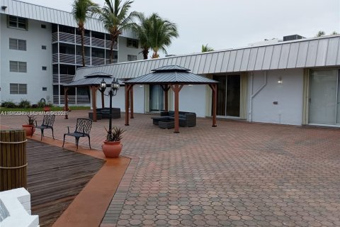 Condo in North Miami Beach, Florida, 2 bedrooms  № 1969219 - photo 16