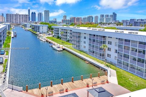 Copropriété à vendre à North Miami Beach, Floride: 2 chambres, 103.12 m2 № 1969219 - photo 14