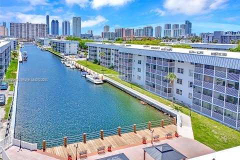 Condo in North Miami Beach, Florida, 2 bedrooms  № 1969219 - photo 21