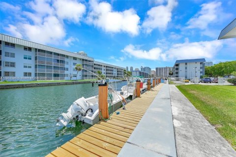 Copropriété à vendre à North Miami Beach, Floride: 2 chambres, 103.12 m2 № 1969219 - photo 12