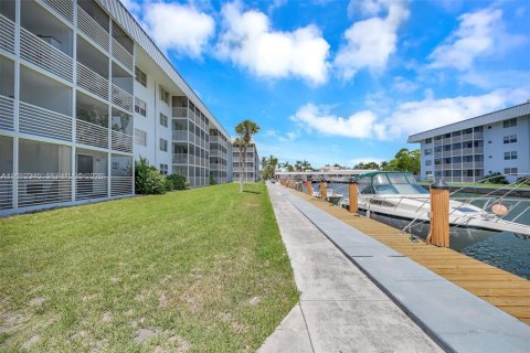 Condo in North Miami Beach, Florida, 2 bedrooms  № 1969219 - photo 18
