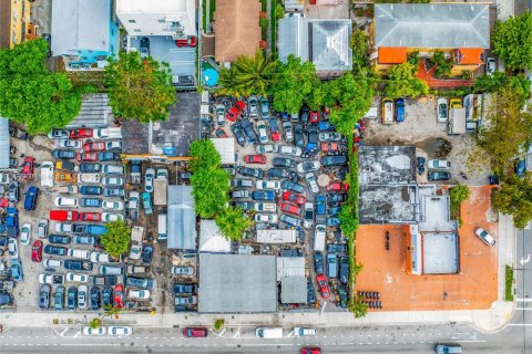 Propiedad comercial en alquiler en Miami, Florida № 1097432 - foto 1