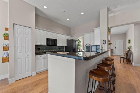 House in Weston, Florida 4 bedrooms, 196.49 sq.m. № 2041750 - photo 17