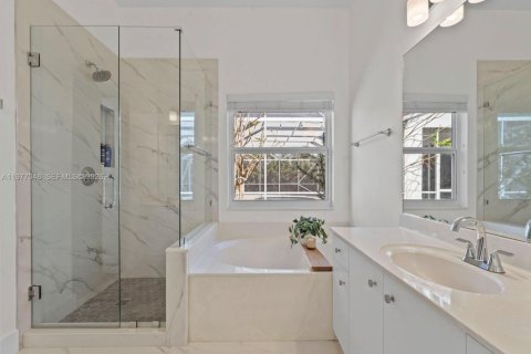 House in Weston, Florida 4 bedrooms, 196.49 sq.m. № 2041750 - photo 27