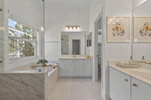House in Weston, Florida 4 bedrooms, 196.49 sq.m. № 2041750 - photo 26