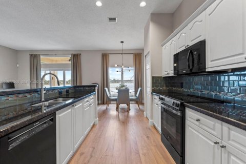 House in Weston, Florida 4 bedrooms, 196.49 sq.m. № 2041750 - photo 19