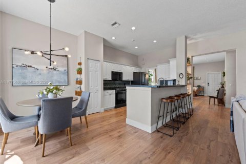 House in Weston, Florida 4 bedrooms, 196.49 sq.m. № 2041750 - photo 13