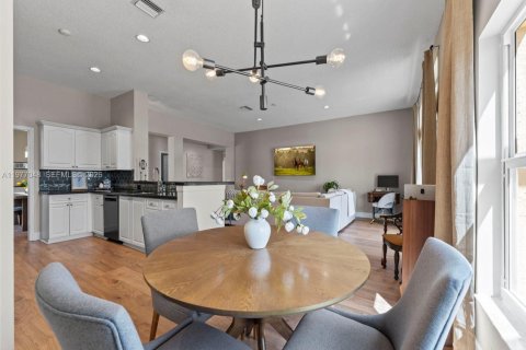 House in Weston, Florida 4 bedrooms, 196.49 sq.m. № 2041750 - photo 14