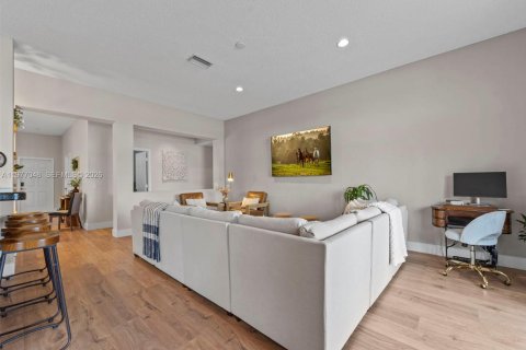 House in Weston, Florida 4 bedrooms, 196.49 sq.m. № 2041750 - photo 11