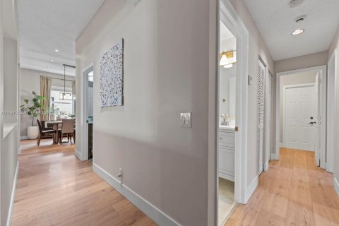 House in Weston, Florida 4 bedrooms, 196.49 sq.m. № 2041750 - photo 29