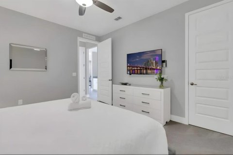 Casa en venta en Kissimmee, Florida, 6 dormitorios, 262.17 m2 № 1917056 - foto 9