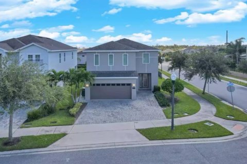 Casa en venta en Kissimmee, Florida, 6 dormitorios, 262.17 m2 № 1917056 - foto 1