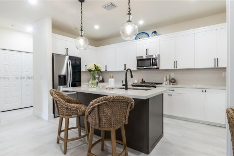 Adosado en venta en Doral, Florida, 3 dormitorios, 273.69 m2 № 1953059 - foto 17