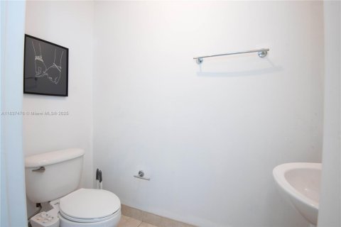 Condo in Miami, Florida, 2 bedrooms  № 1834418 - photo 27