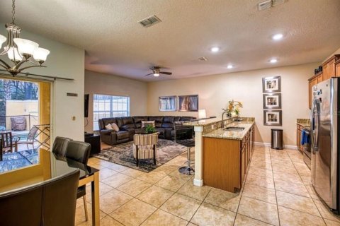 Touwnhouse à vendre à Kissimmee, Floride: 4 chambres, 176.7 m2 № 2342511 - photo 3