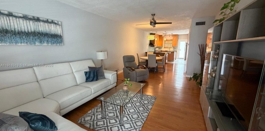 Condominio en Hallandale Beach, Florida, 2 dormitorios  № 1974813
