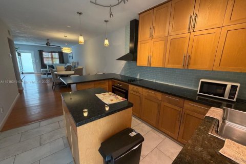 Condominio en alquiler en Hallandale Beach, Florida, 2 dormitorios, 98.48 m2 № 1974813 - foto 7