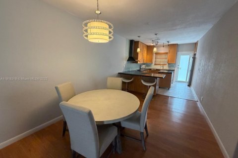 Condominio en alquiler en Hallandale Beach, Florida, 2 dormitorios, 98.48 m2 № 1974813 - foto 4