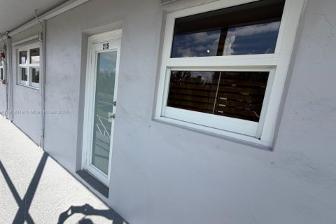 Condominio en alquiler en Hallandale Beach, Florida, 2 dormitorios, 98.48 m2 № 1974813 - foto 24