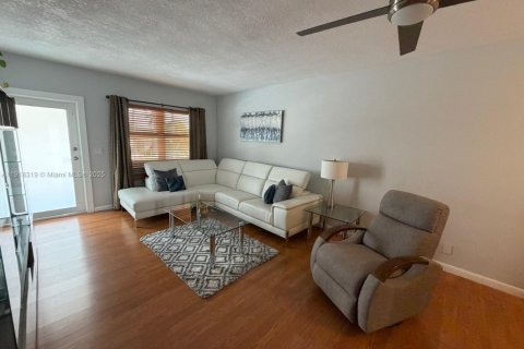 Condominio en alquiler en Hallandale Beach, Florida, 2 dormitorios, 98.48 m2 № 1974813 - foto 3