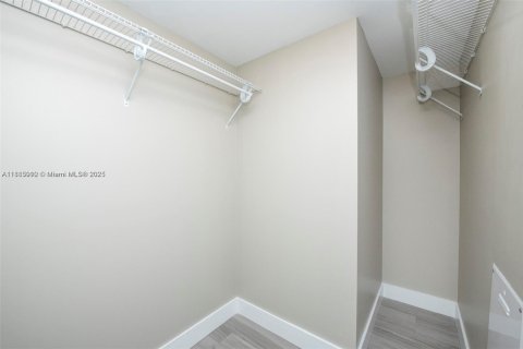 Condominio en alquiler en North Miami Beach, Florida, 2 dormitorios, 102.84 m2 № 2013602 - foto 20