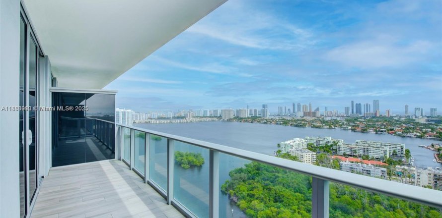 Condominio en North Miami Beach, Florida, 2 dormitorios  № 2013602