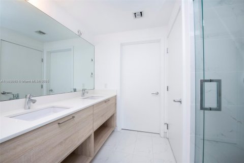 Condominio en alquiler en North Miami Beach, Florida, 2 dormitorios, 102.84 m2 № 2013602 - foto 17