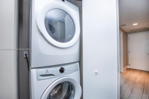 Condominio en alquiler en North Miami Beach, Florida, 2 dormitorios, 102.84 m2 № 2013602 - foto 23