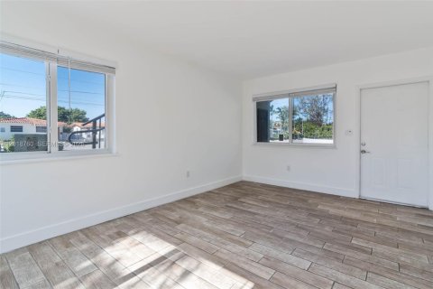 Commercial property in Miami, Florida 305.65 sq.m. № 2088071 - photo 11