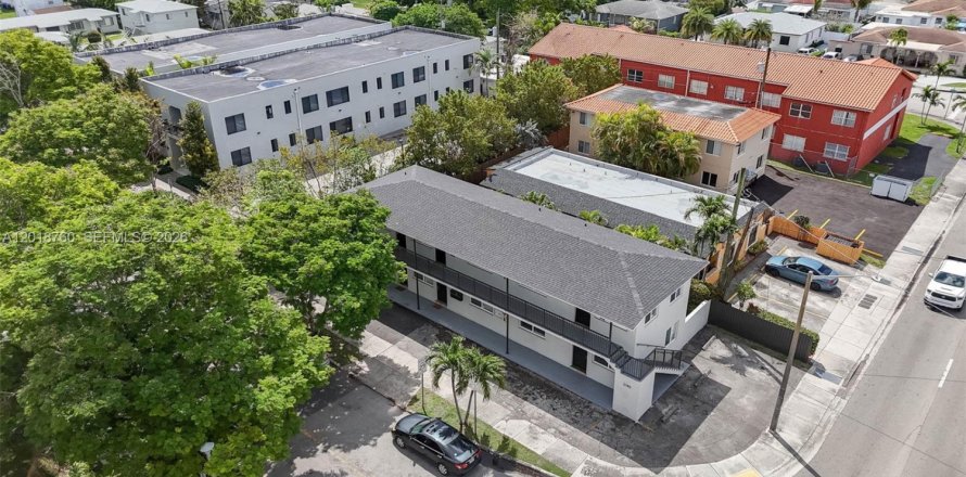 Commercial property in Miami, Florida 305.65 sq.m. № 2088071