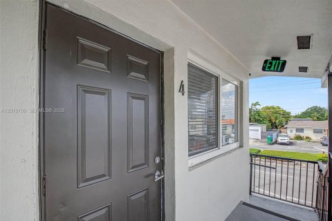 Commercial property in Miami, Florida 305.65 sq.m. № 2088071 - photo 16