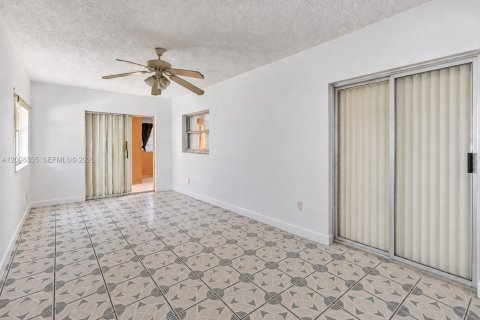 Villa ou maison à vendre à North Lauderdale, Floride: 4 chambres, 174.38 m2 № 2411973 - photo 18