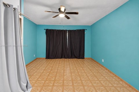 Villa ou maison à vendre à North Lauderdale, Floride: 4 chambres, 174.38 m2 № 2411973 - photo 21
