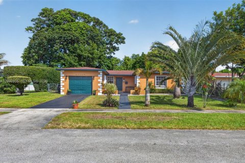 Villa ou maison à vendre à North Lauderdale, Floride: 4 chambres, 174.38 m2 № 2411973 - photo 2