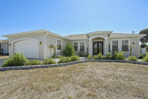 House in Port Charlotte, Florida 3 bedrooms, 189.8 sq.m. № 2117240