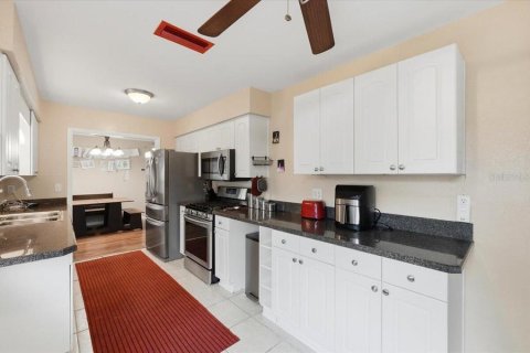 House in Winter Haven, Florida 2 bedrooms, 117.06 sq.m. № 2091779 - photo 18