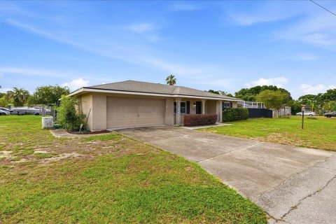 House in Winter Haven, Florida 2 bedrooms, 117.06 sq.m. № 2091779 - photo 4