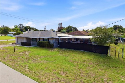 House in Winter Haven, Florida 2 bedrooms, 117.06 sq.m. № 2091779 - photo 2