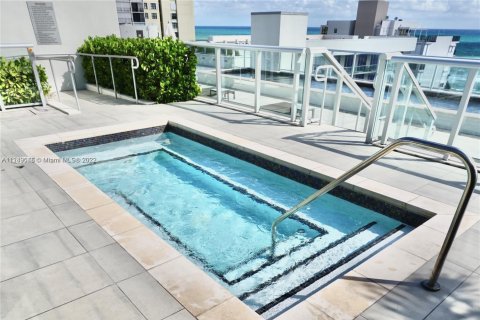 Condo in Hollywood, Florida, 1 bedroom  № 1959329 - photo 19