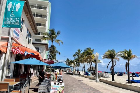 Condo in Hollywood, Florida, 1 bedroom  № 1959329 - photo 17