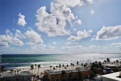 Condo in Hollywood, Florida, 1 bedroom  № 1959329 - photo 12